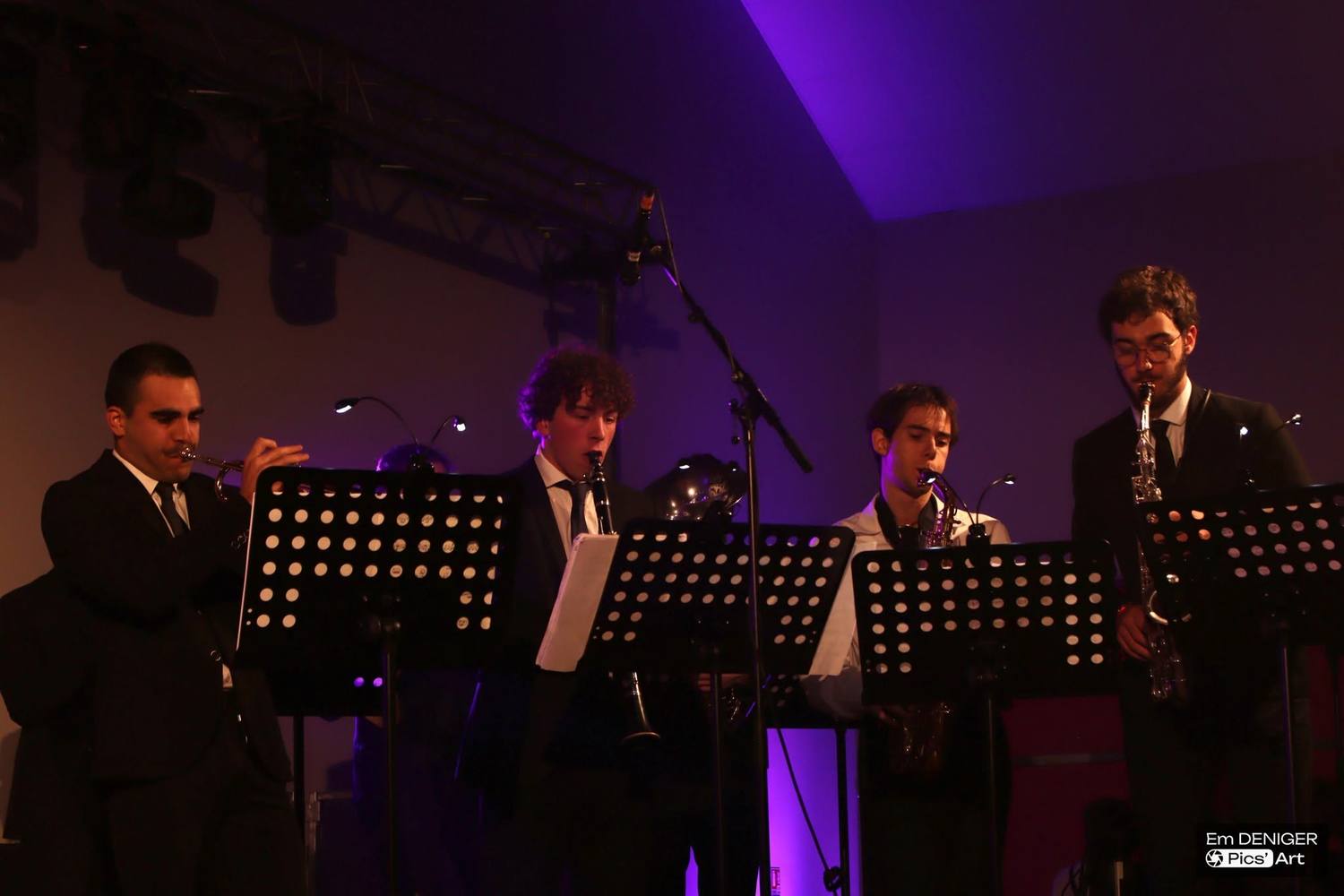 Les musiciens en habit pendant le dîner