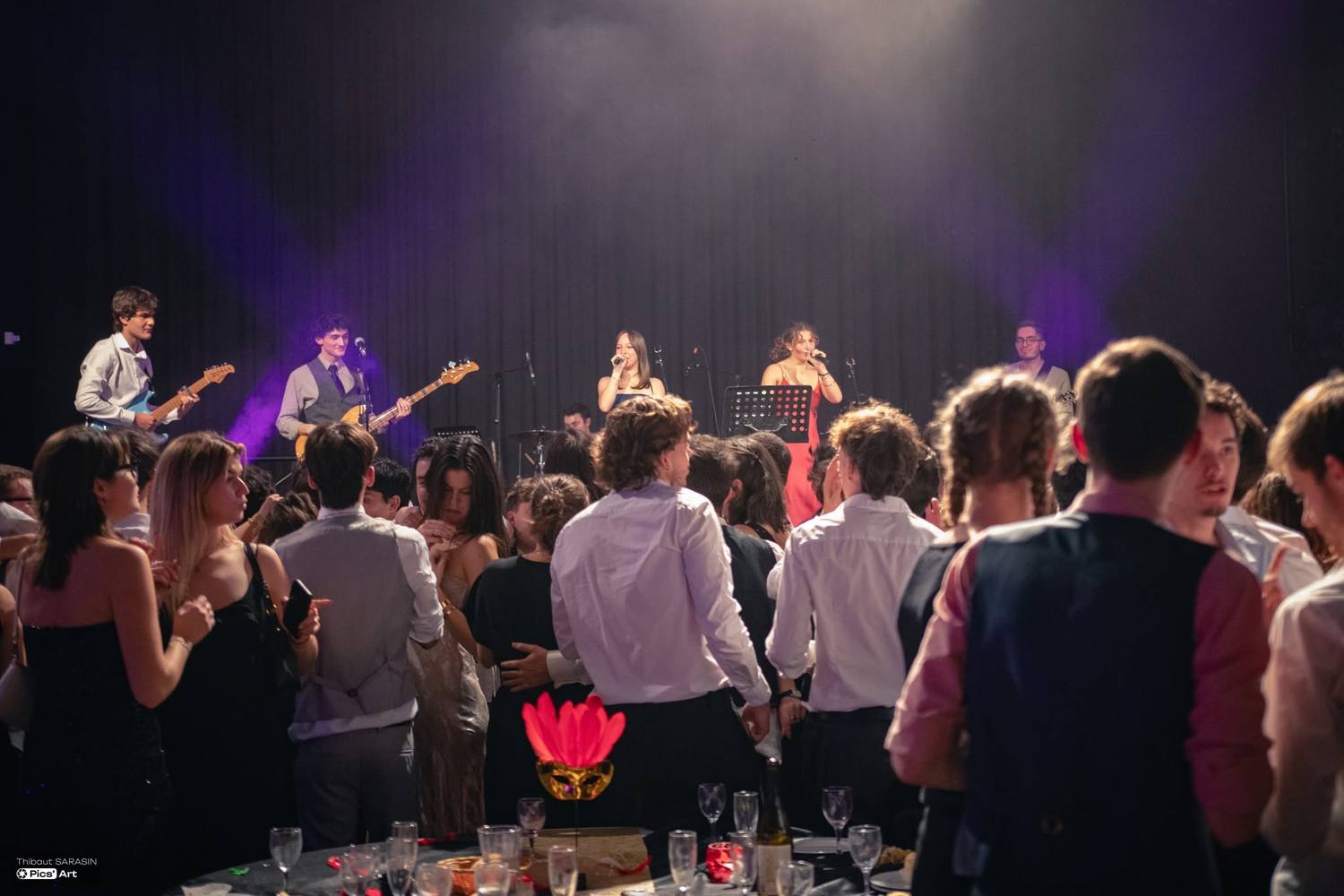 Groupe de musique et convives debout