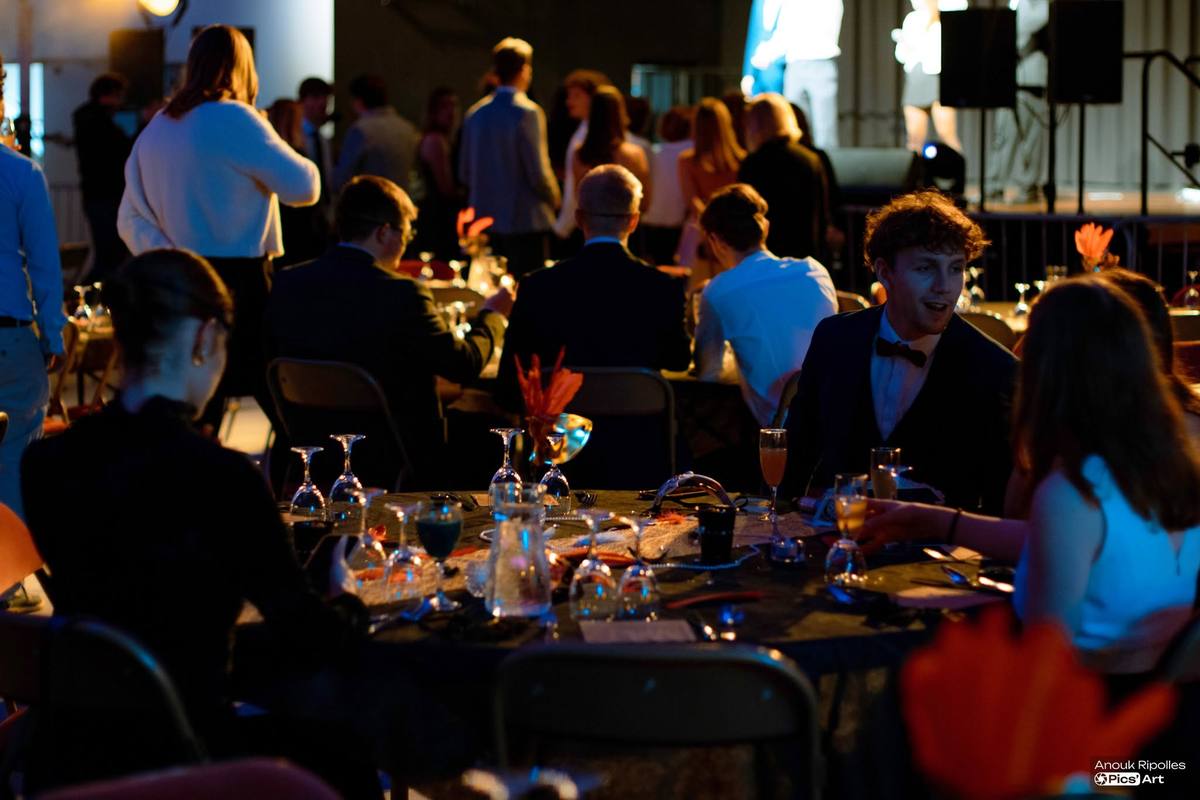 Les convives attablés pendant la soirée