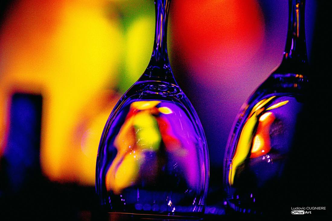 Verres dressés sur les tables