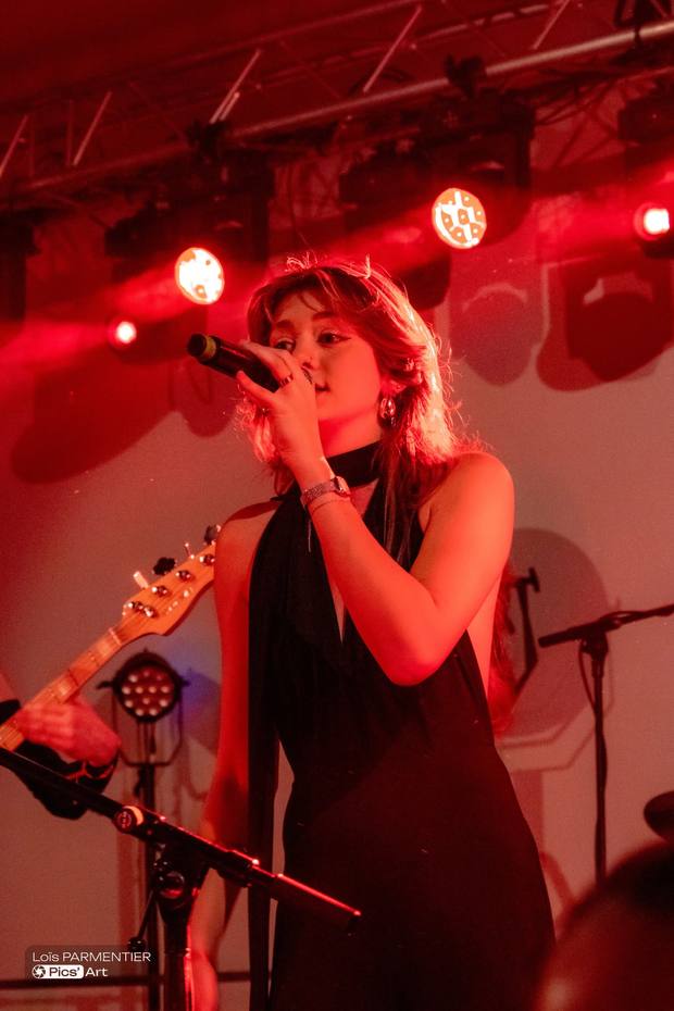 Chanteuse au micro