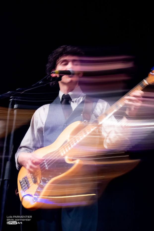 Bassiste en mouvement